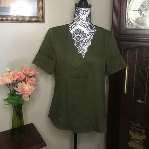 Scallop V-neck Solid Top